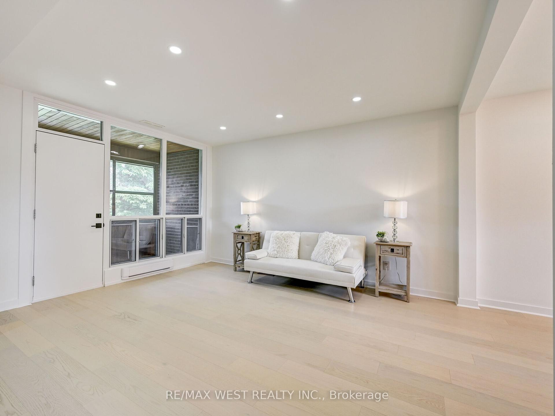 3 Bedrooms Condo at 22 Tandridge, Toronto For sale