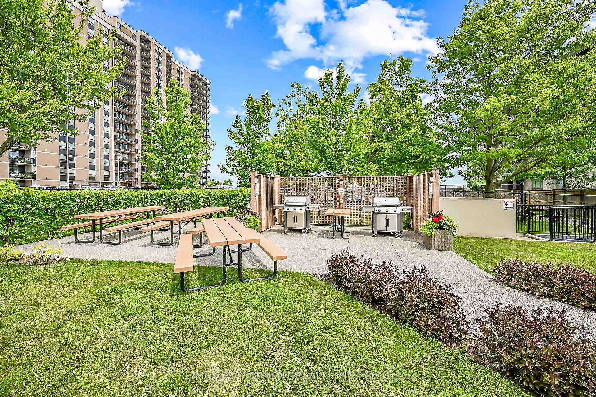 3 Bedrooms Condo at 301 Frances, Hamilton For sale