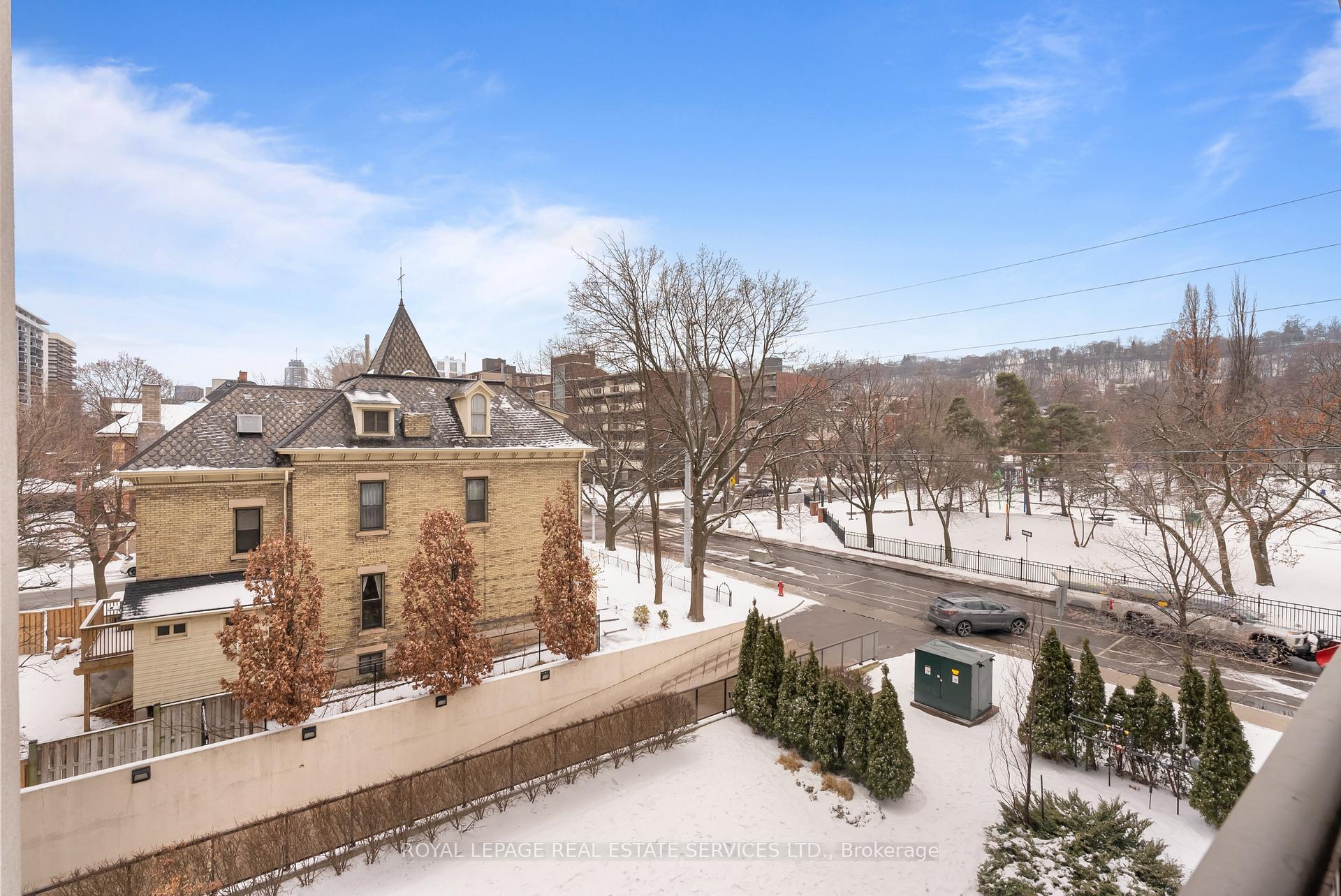 2 Bedrooms Condo at 90 Charlton,  Hamilton For sale