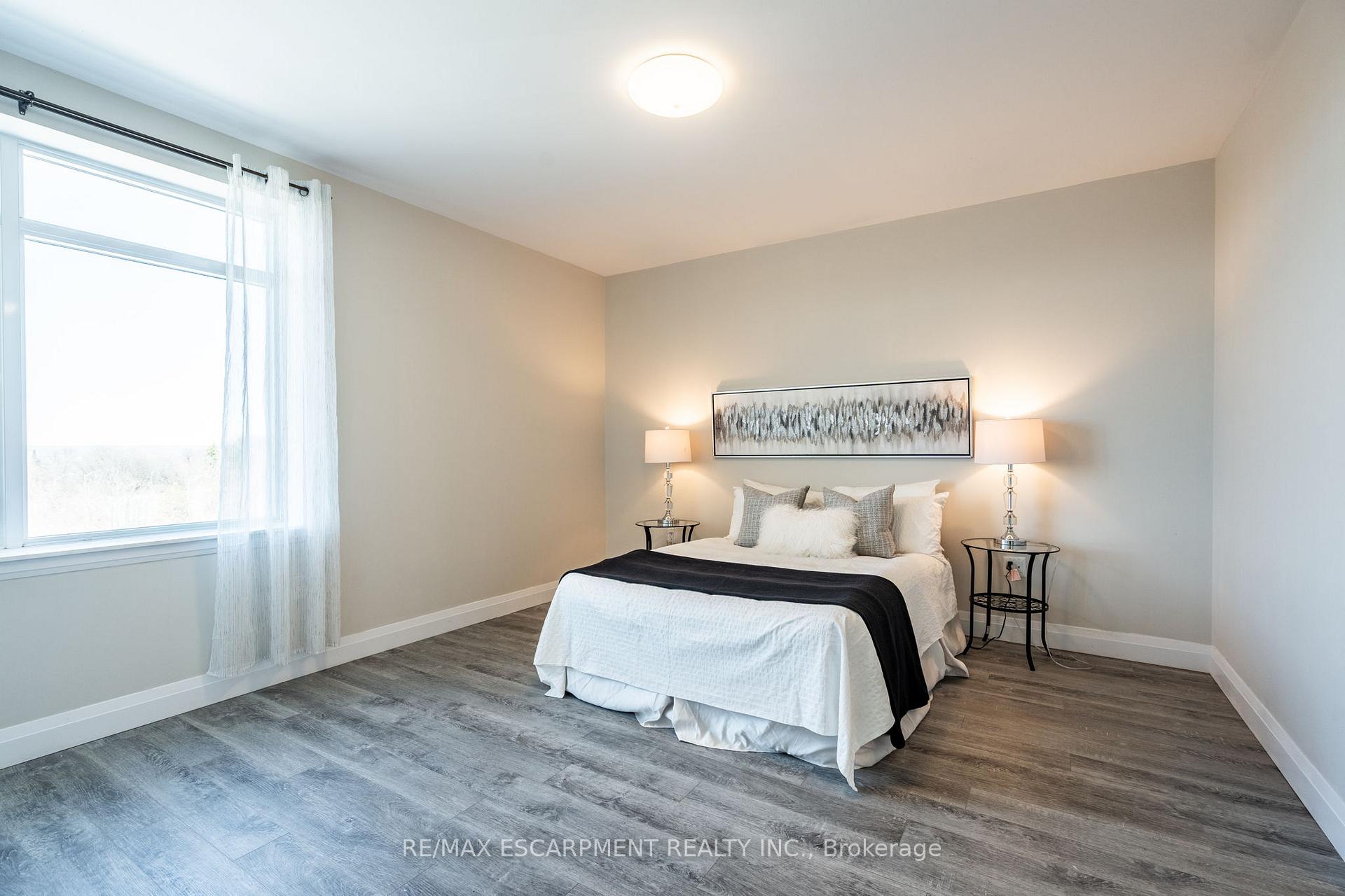 2 Bedrooms Condo at 1 Redfern, Hamilton For sale