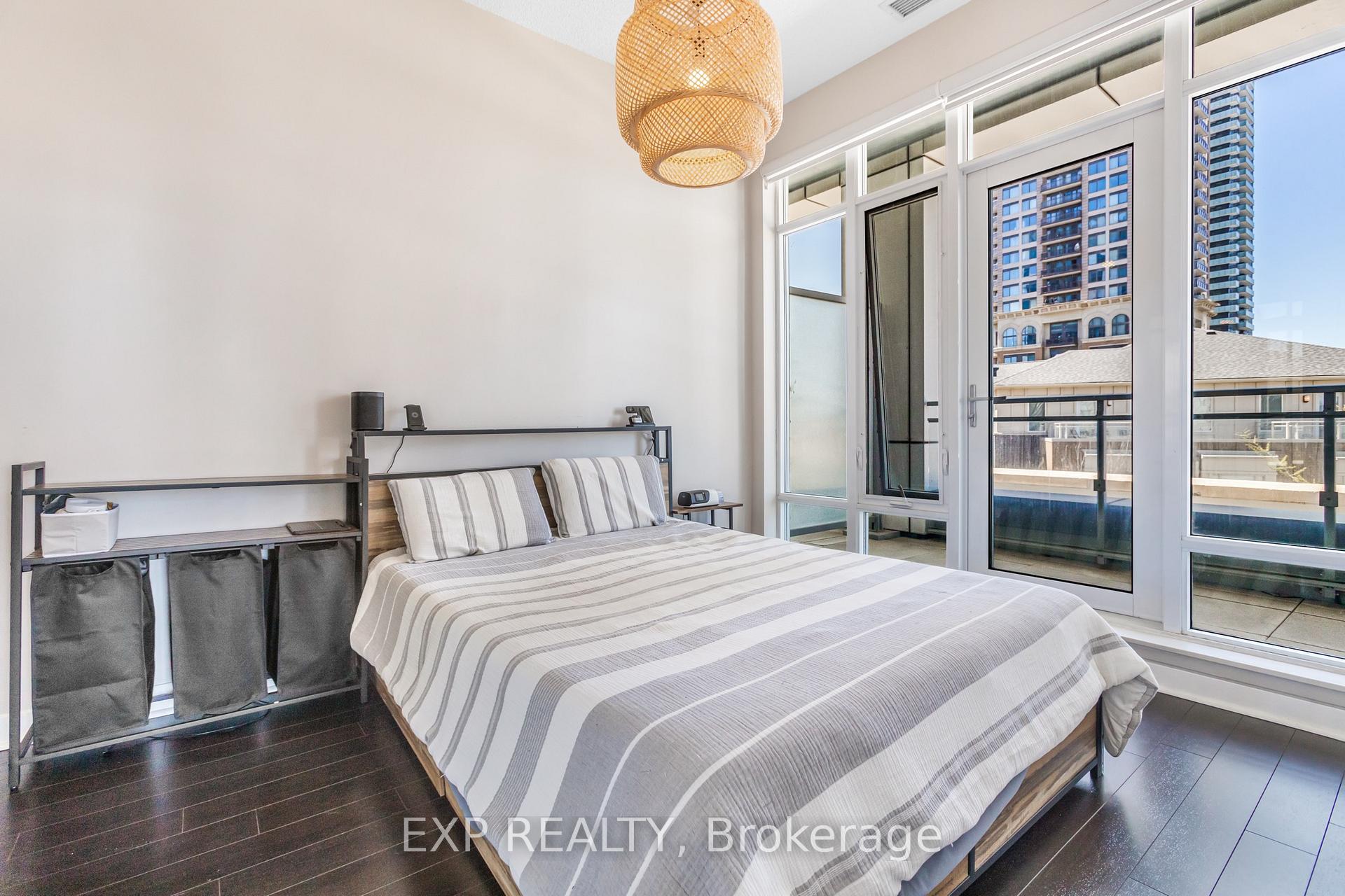2 Bedrooms Condo at 360 Square One, Mississauga For sale