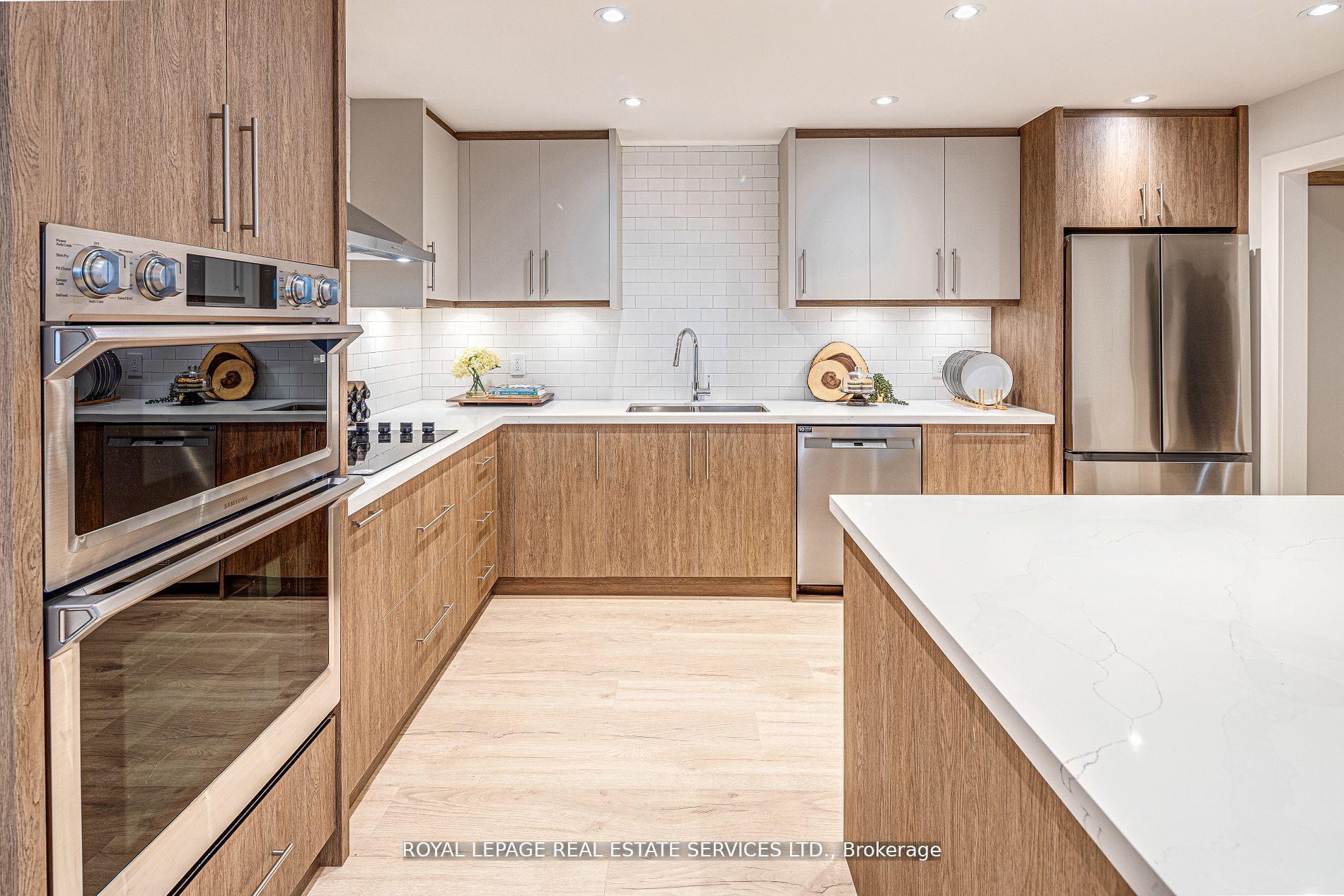 2 Bedrooms Condo at 175 Cumberland, Toronto For sale