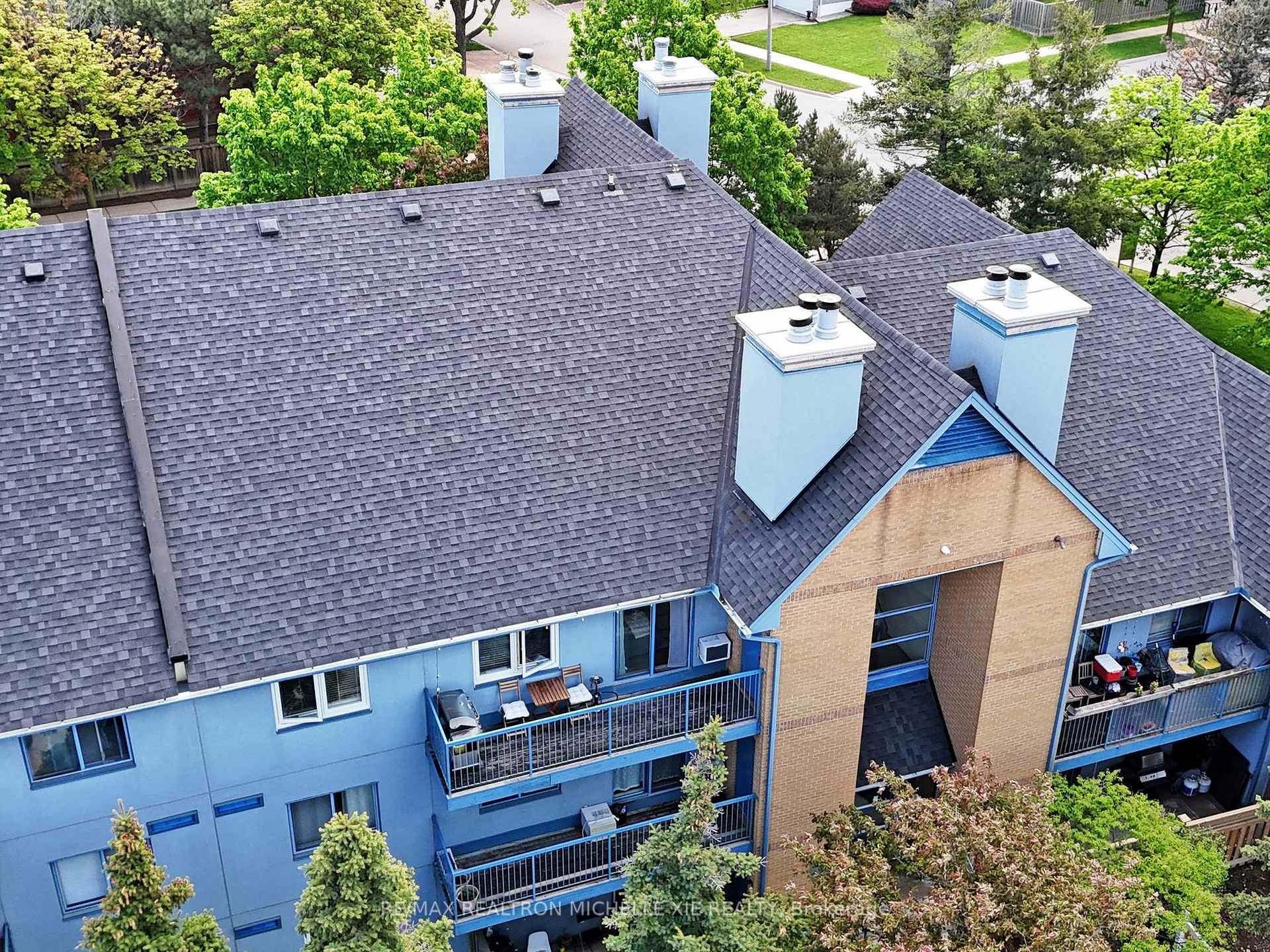 2 Bedrooms Condo at 65 Trailwood, Mississauga For sale