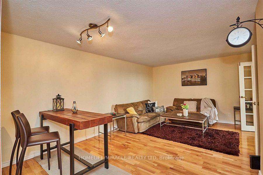 2 Bedrooms Condo at 41 Markbrook, Toronto For sale