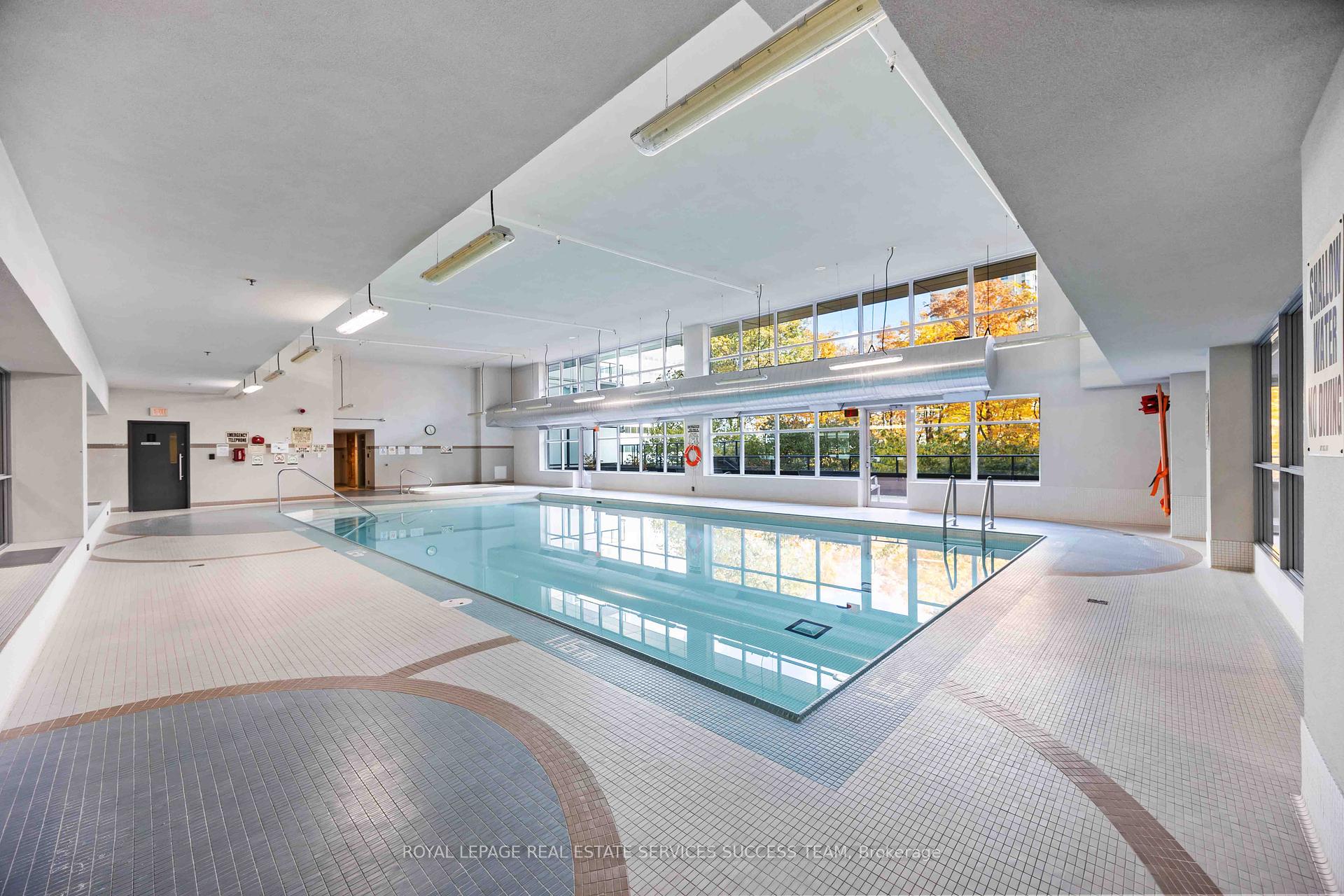 2 Bedrooms Condo at 25 Town Centre,  Toronto For sale