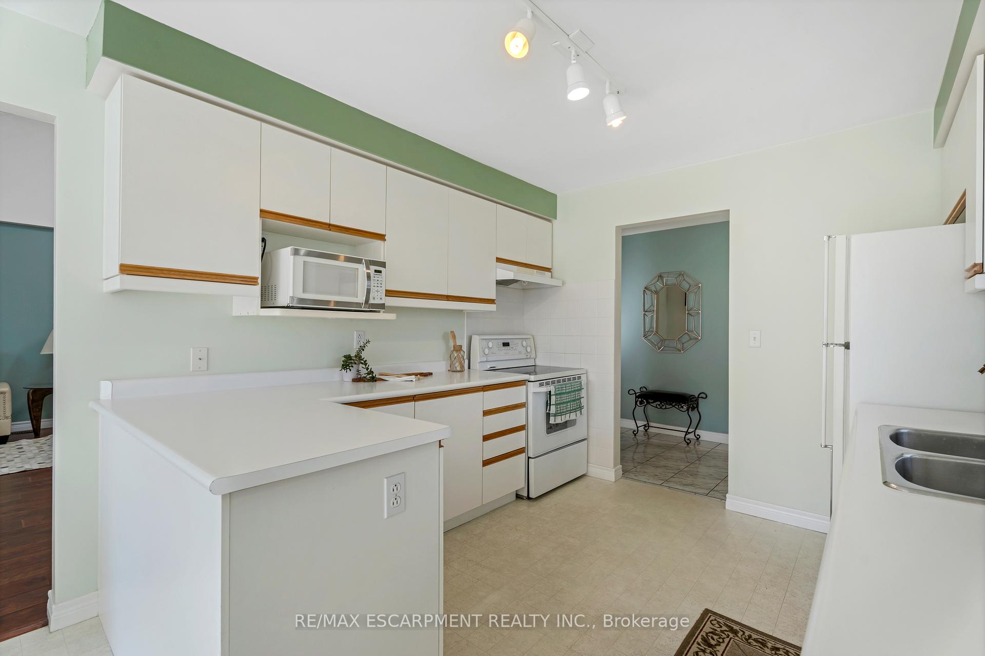 2 Bedrooms Condo at 810 Golf Links, Hamilton For sale