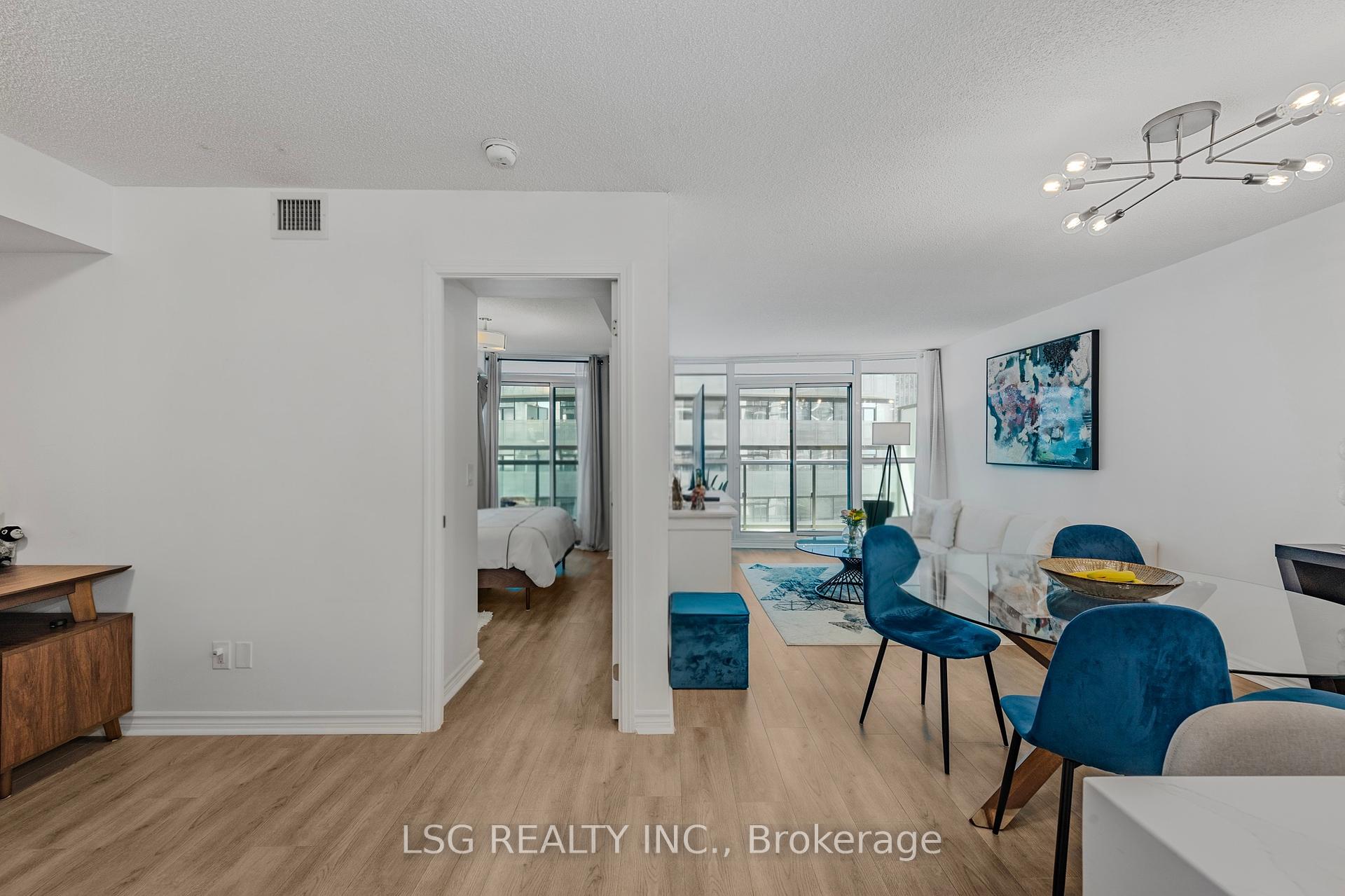 2 Bedrooms Condo at 19 Grand Trunk, Toronto For sale