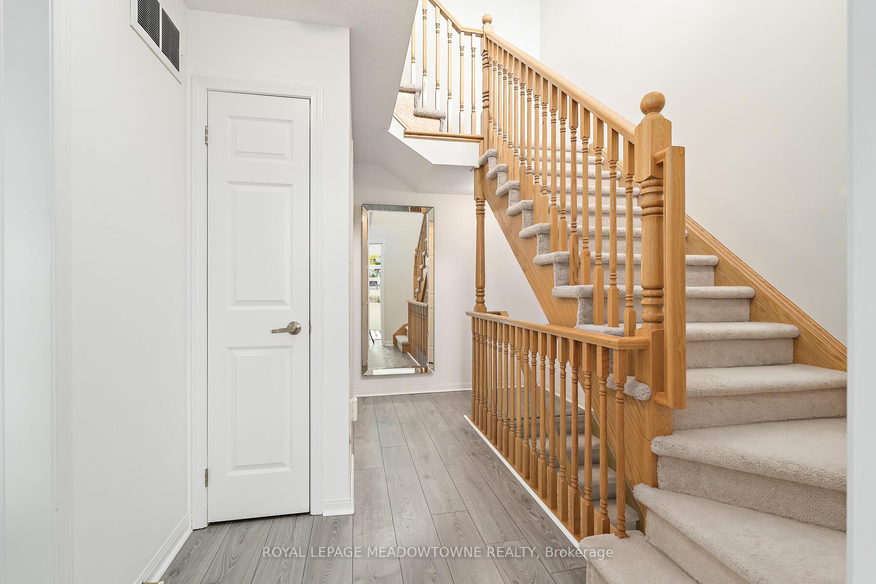 2 Bedrooms Condo at 2614 Dashwood, Oakville For sale