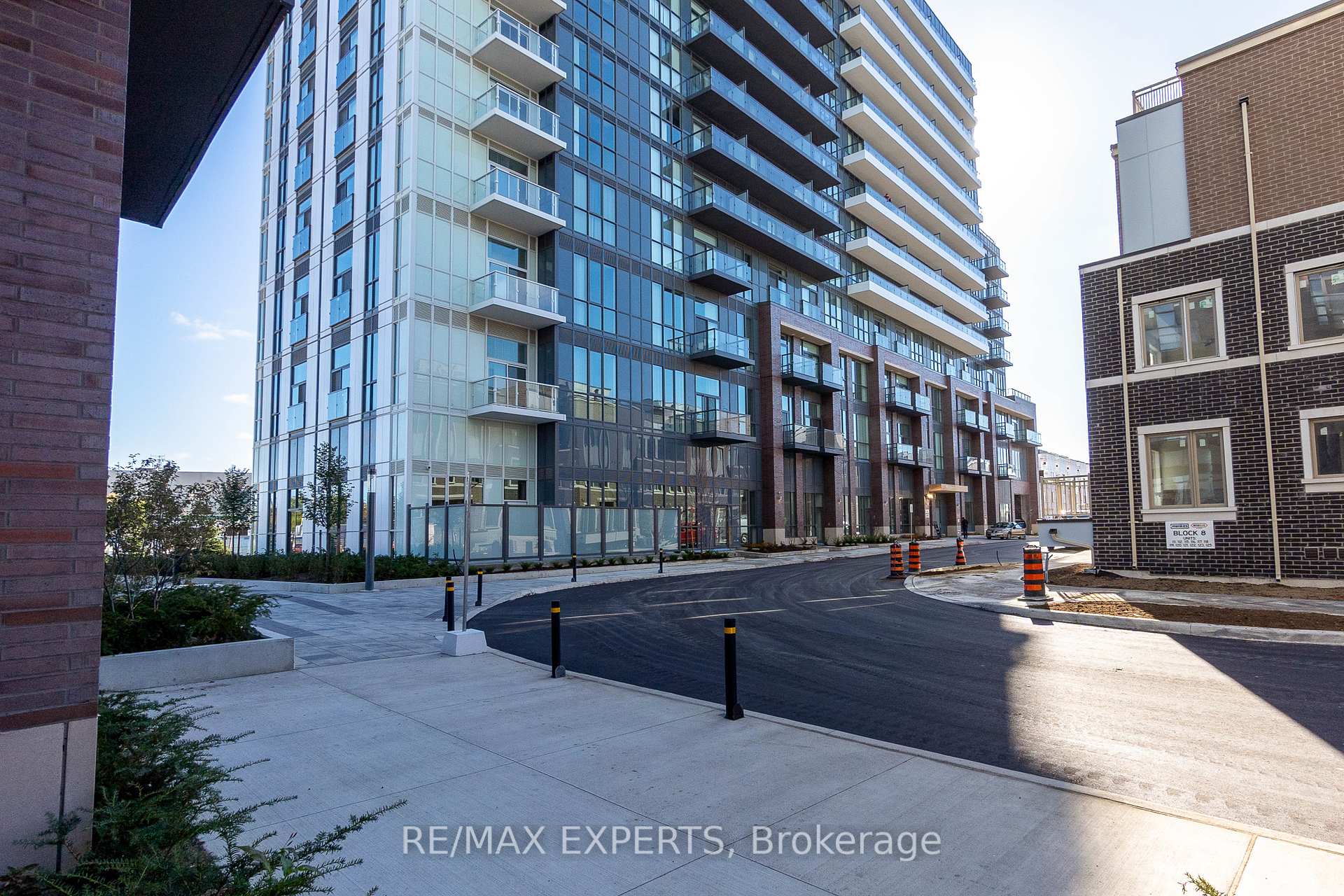 2 Bedrooms Condo at 60 Honeycrisp,  Vaughan For sale