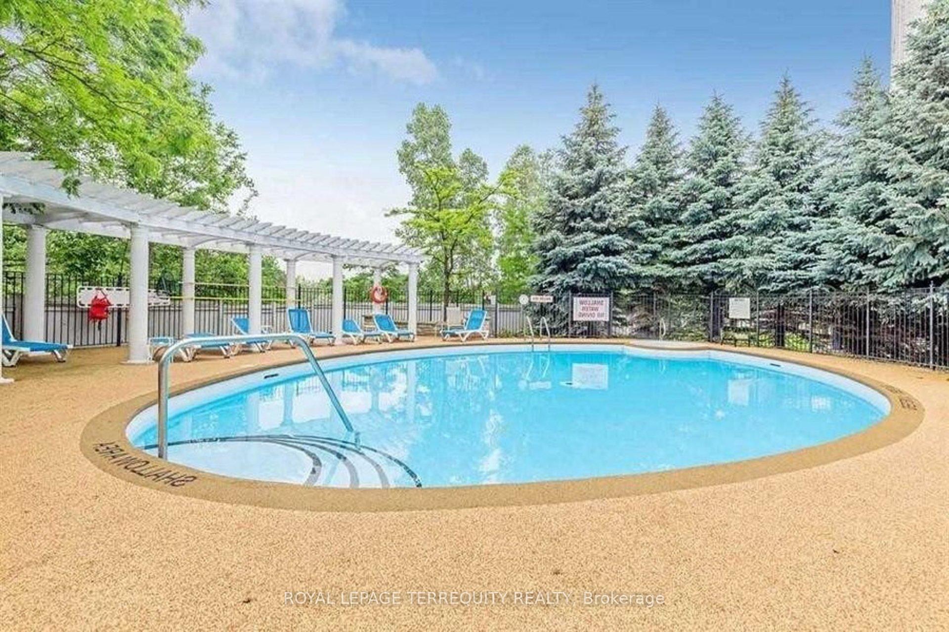 2 Bedrooms Condo at 200 Burnhamthorpe, Mississauga For sale