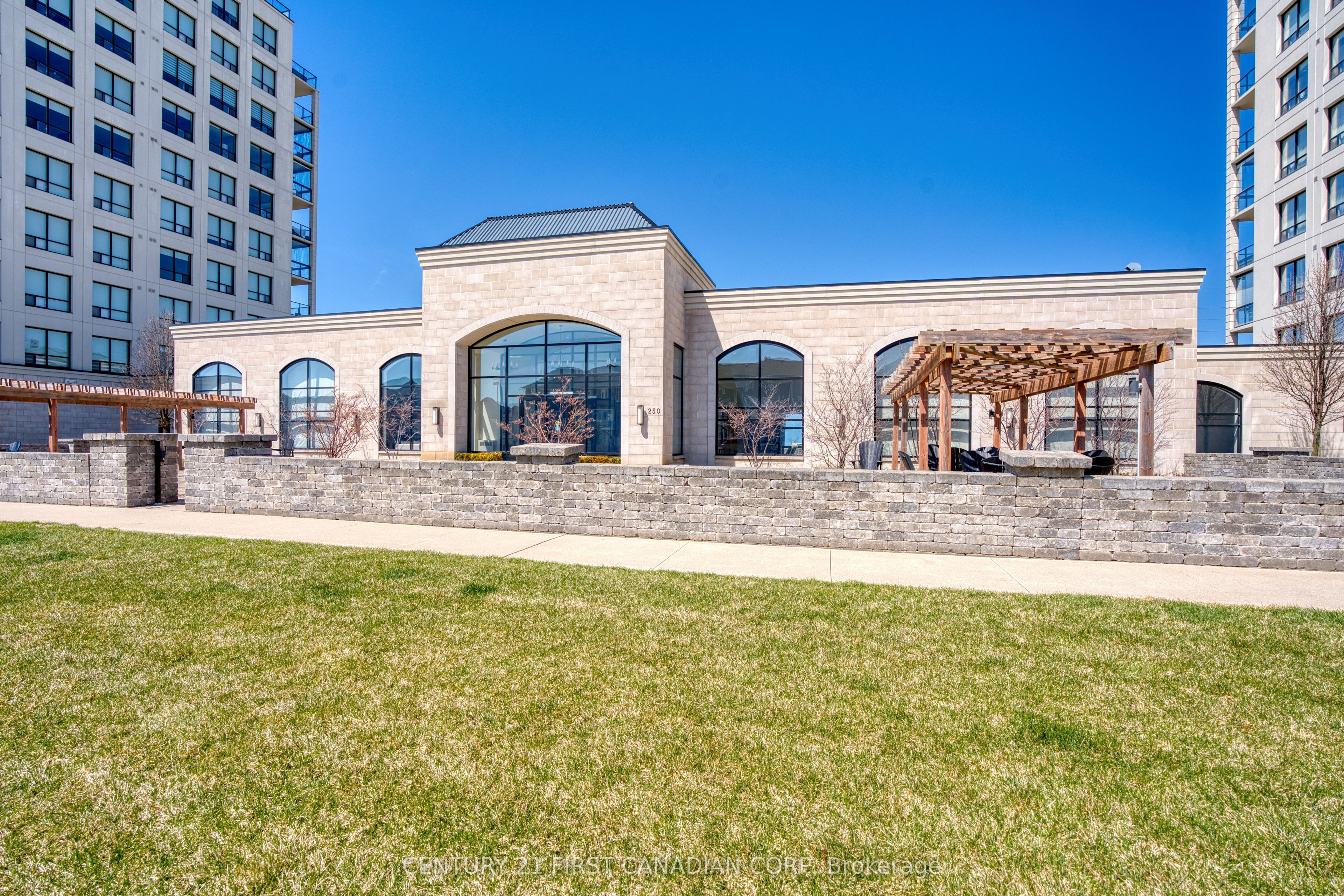 240 Villagewalk Boulevard, #812