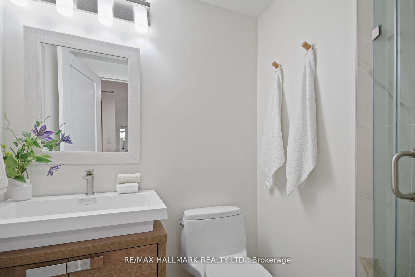 2 Bedrooms Condo at 77 Harbour, Toronto For sale