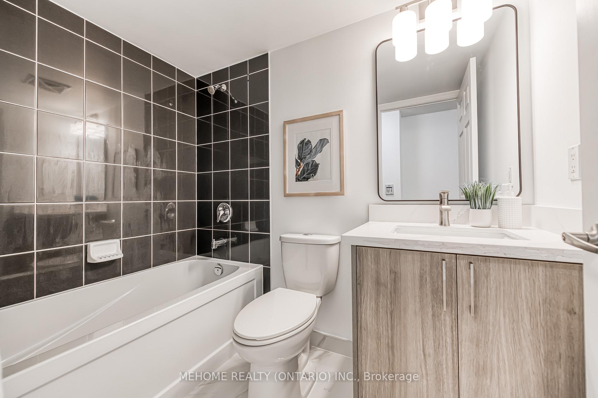 3 Bedrooms Condo at 19 Grand Trunk, Toronto For sale