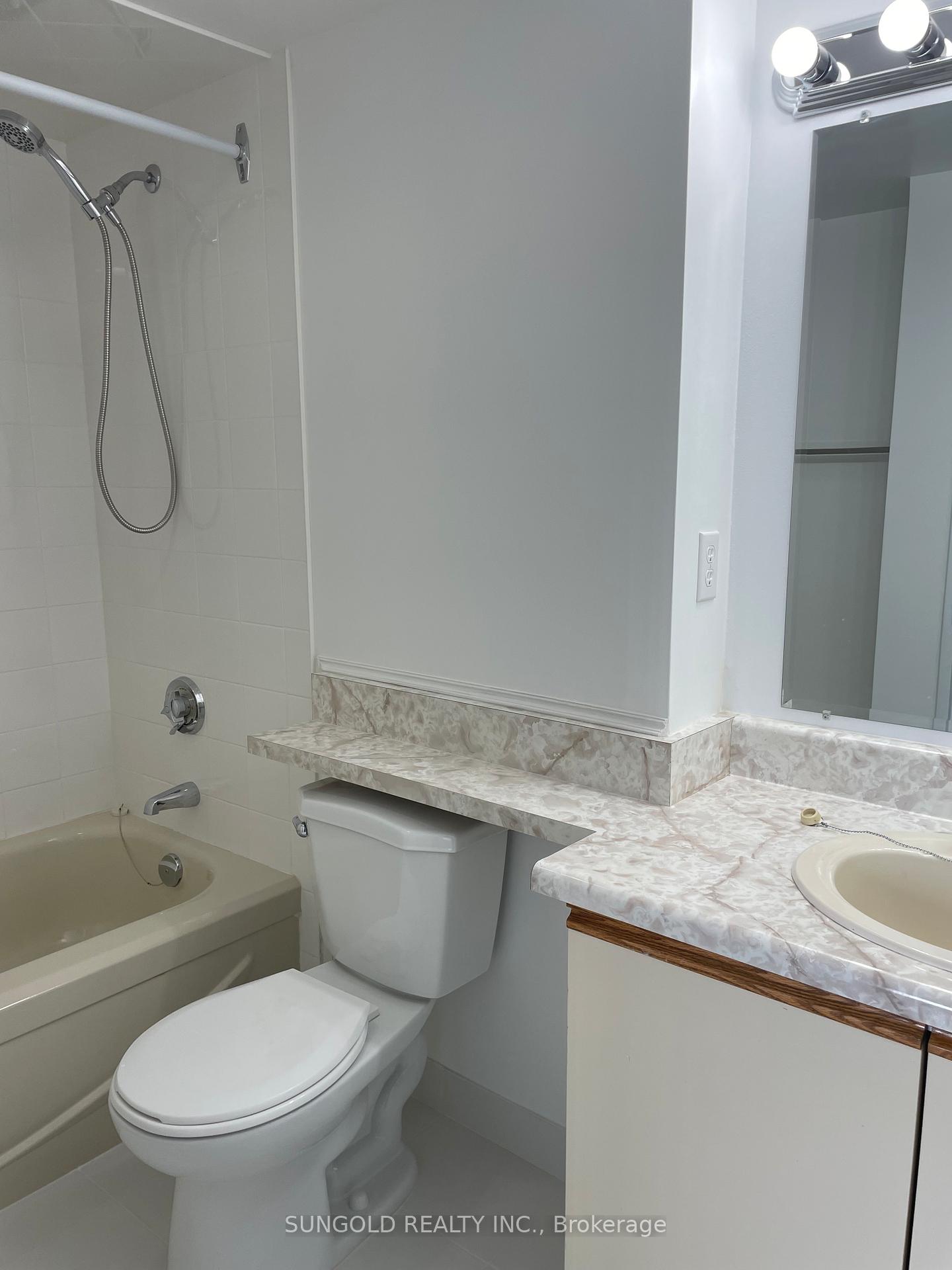 3 Bedrooms Condo at 30 Thunder,  Toronto For sale