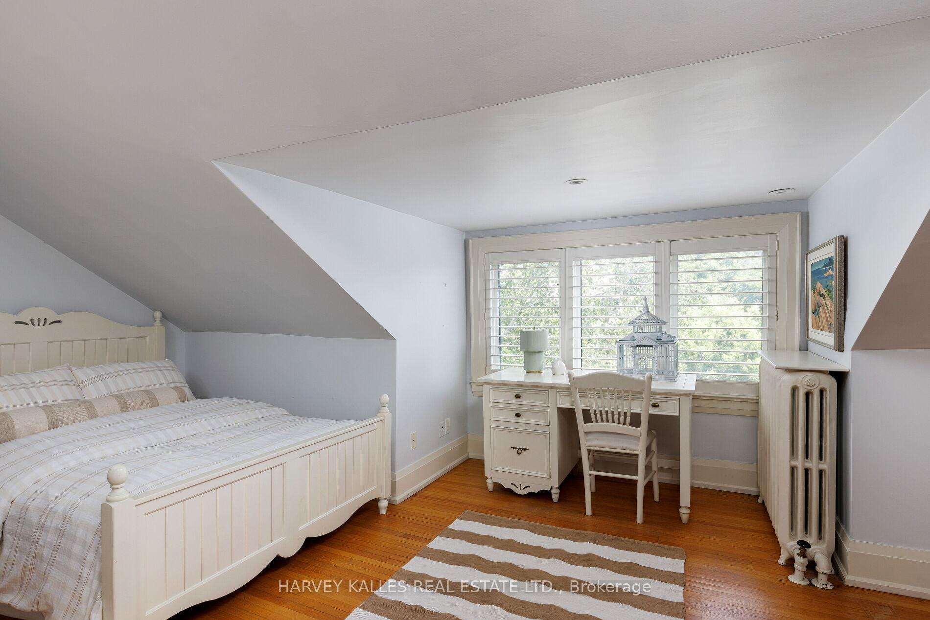 8 Edgewood Crescent