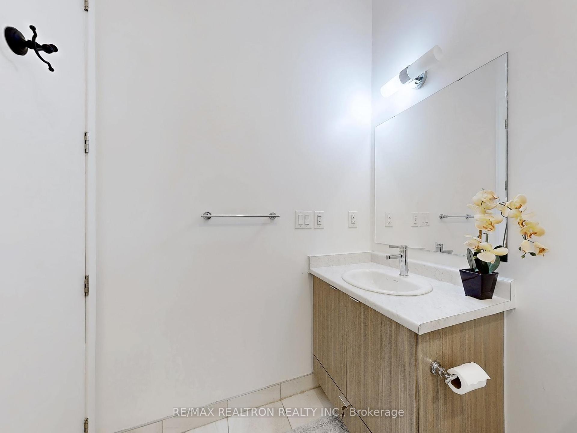 2 Bedrooms Condo at 160 Canon Jackson, Toronto For sale