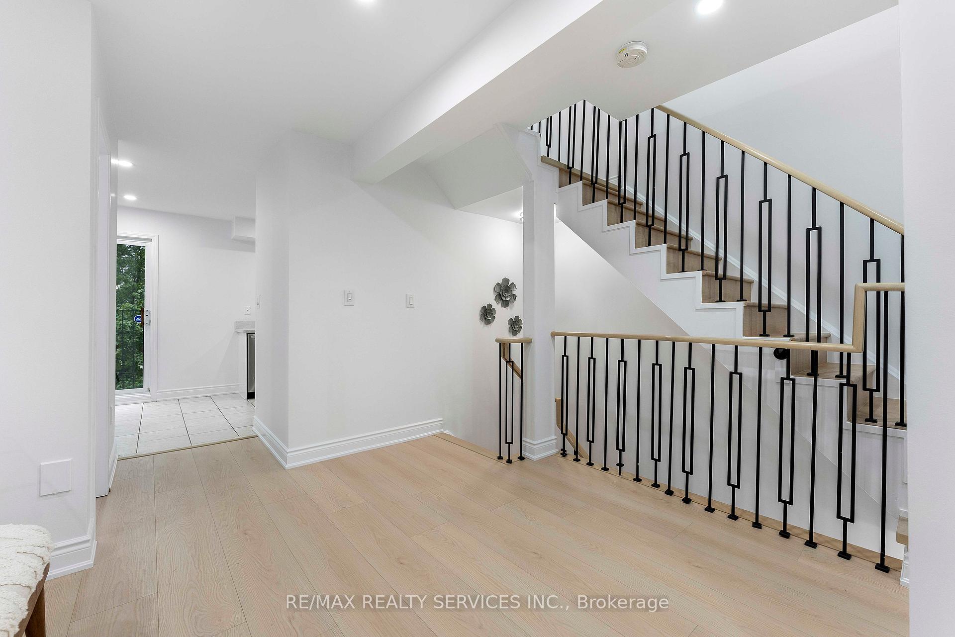 4 Bedrooms Condo at 80 Acorn, Mississauga For sale