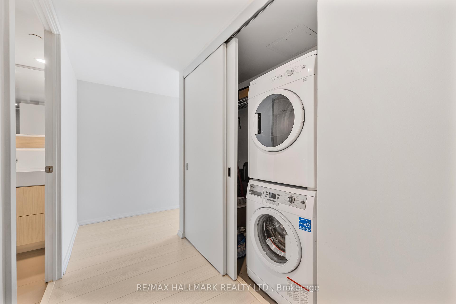 2 Bedrooms Condo at 5 Soudan, Toronto For sale