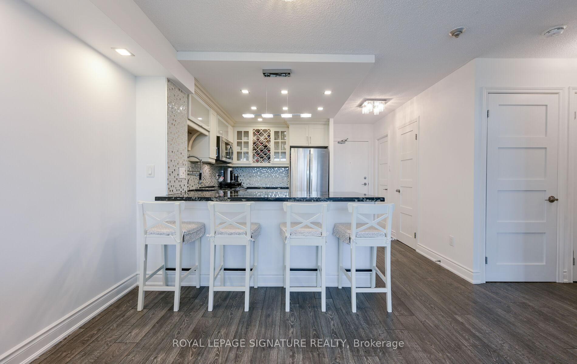 2 Bedrooms Condo at 75 King, Mississauga For sale