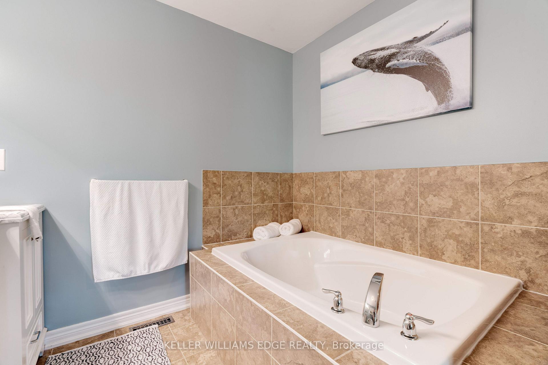 3 Bedrooms Condo at 230 Paisley, Mississauga For sale