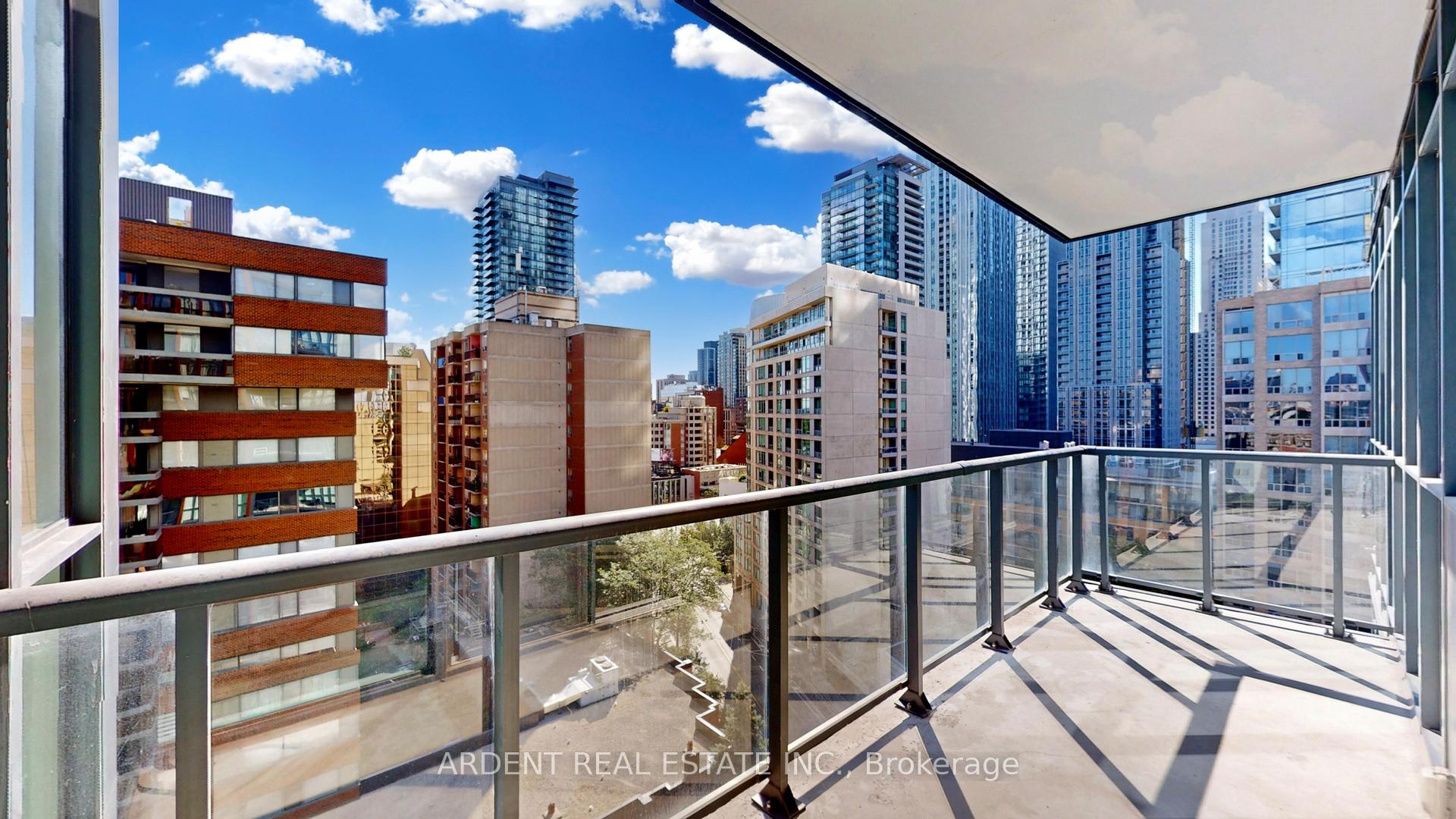 3 Bedrooms Condo at 32 Davenport,  Toronto For sale