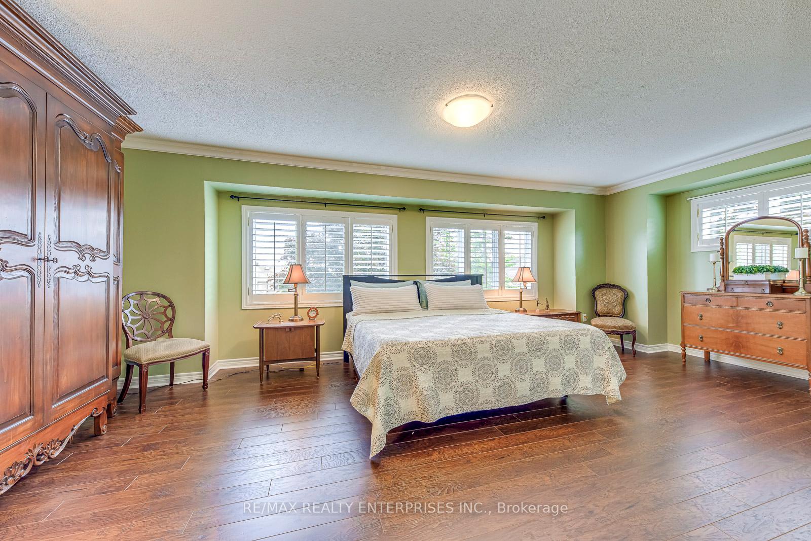 3 Bedrooms Condo at 5658 Glen Erin, Mississauga For sale