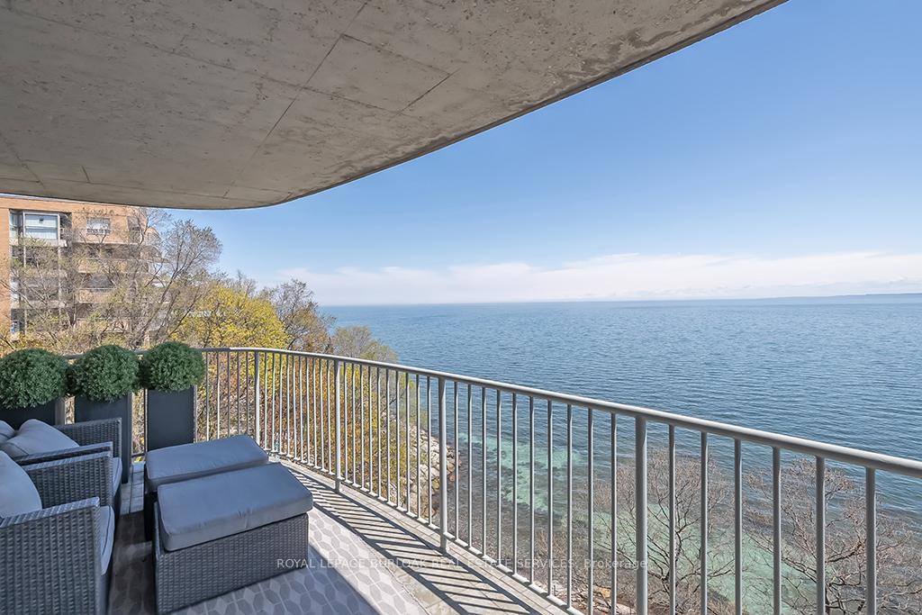2 Bedrooms Condo at 2190 Lakeshore, Burlington For sale