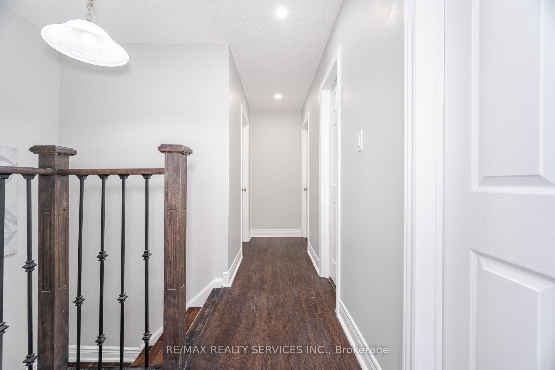 5 Bedrooms Condo at 3525 Brandon Gate, Mississauga For sale