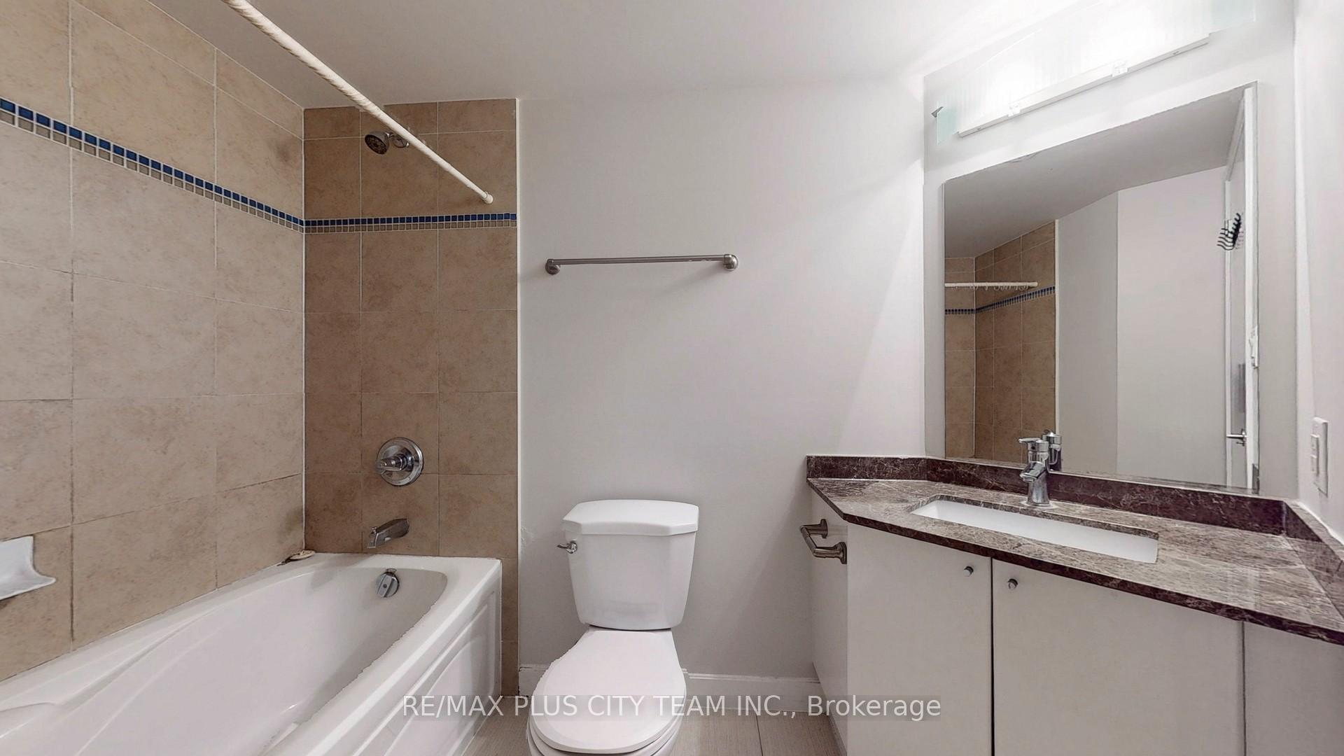 2 Bedrooms Condo at 18 Harbour, Toronto For sale