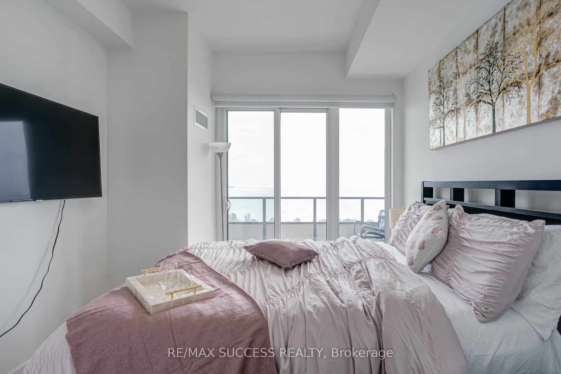 3 Bedrooms Condo at 20 Shore breeze, Toronto For sale