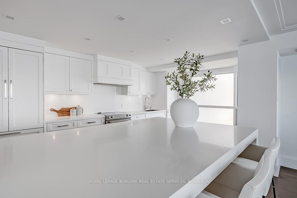 2 Bedrooms Condo at 2190 Lakeshore, Burlington For sale