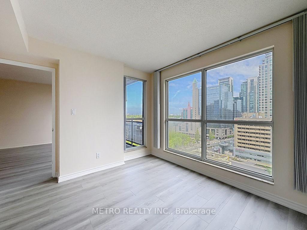 3 Bedrooms Condo at 18 Hollywood, Toronto For sale