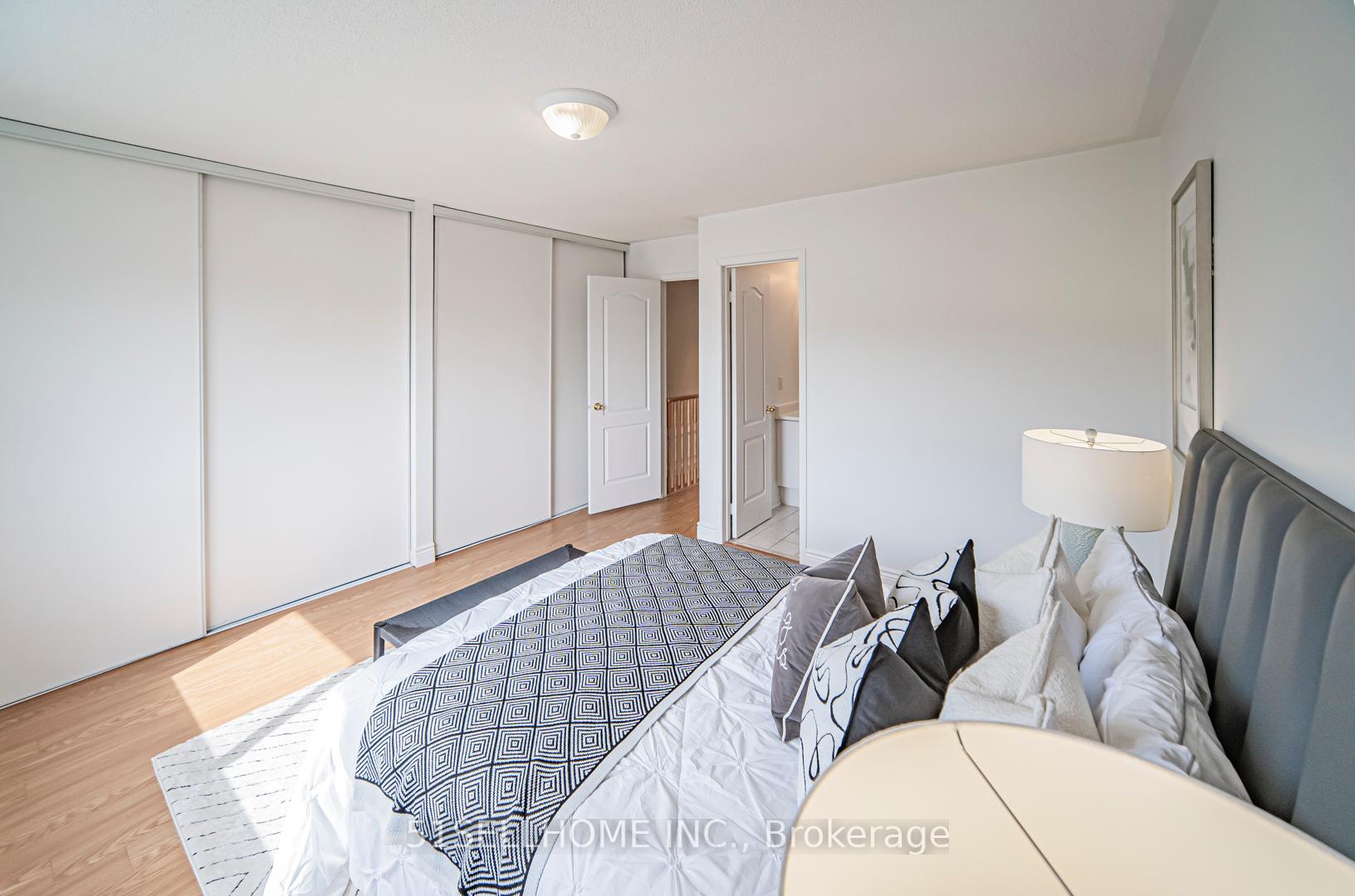 4 Bedrooms Condo at 858 Scollard,  Mississauga For sale