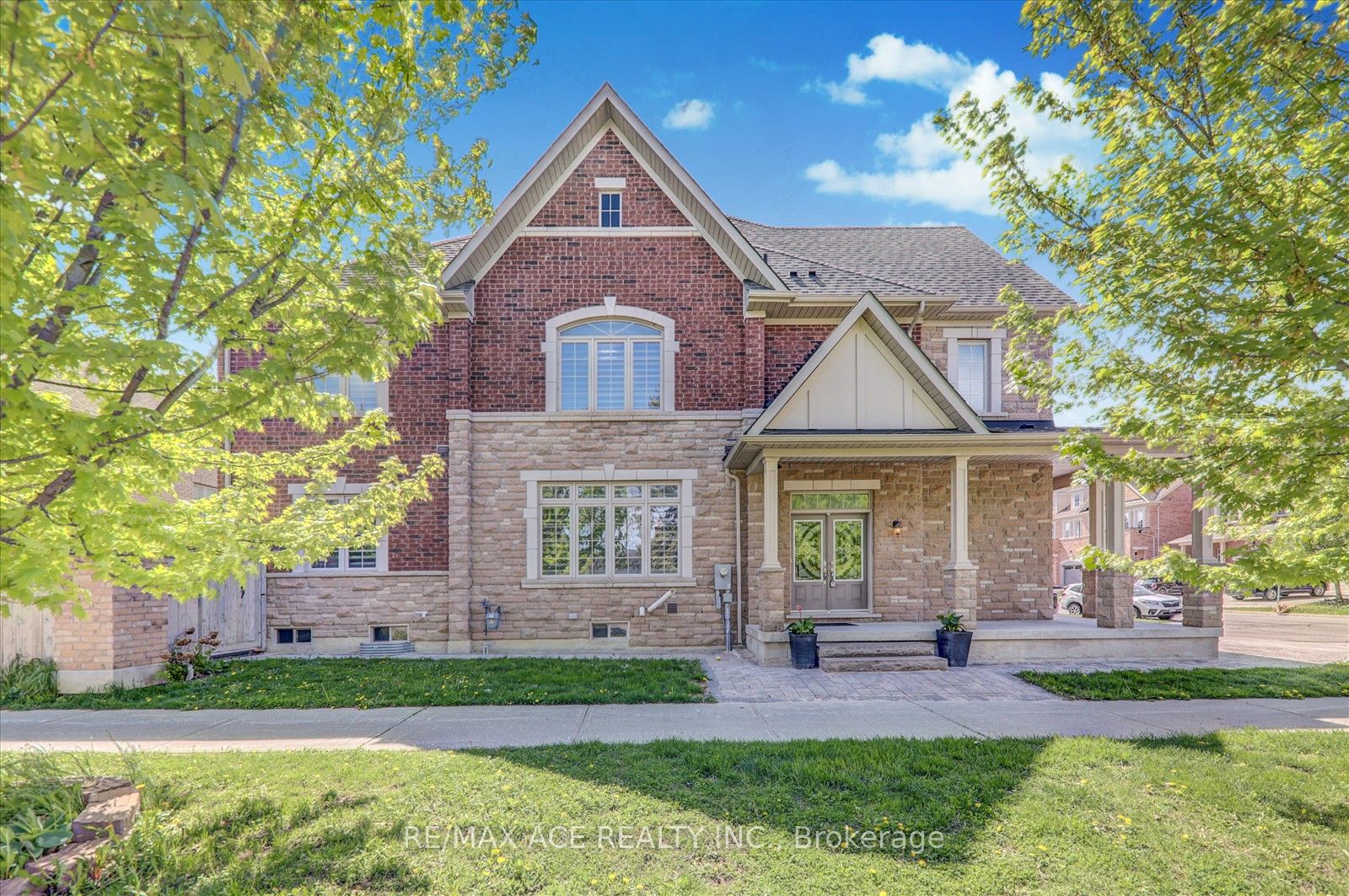 1 Goldthread Terrace, Toronto, ON M3H 0B8
