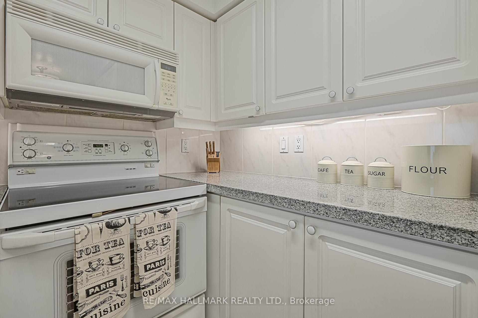 2 Bedrooms Condo at 388 Bloor, Toronto For sale