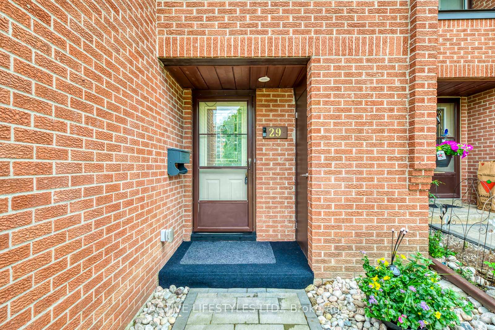 4 Bedrooms Condo at 2301 Derry, Mississauga For sale