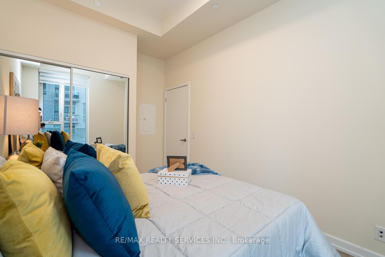 2 Bedrooms Condo at 20 Tubman, Toronto For sale