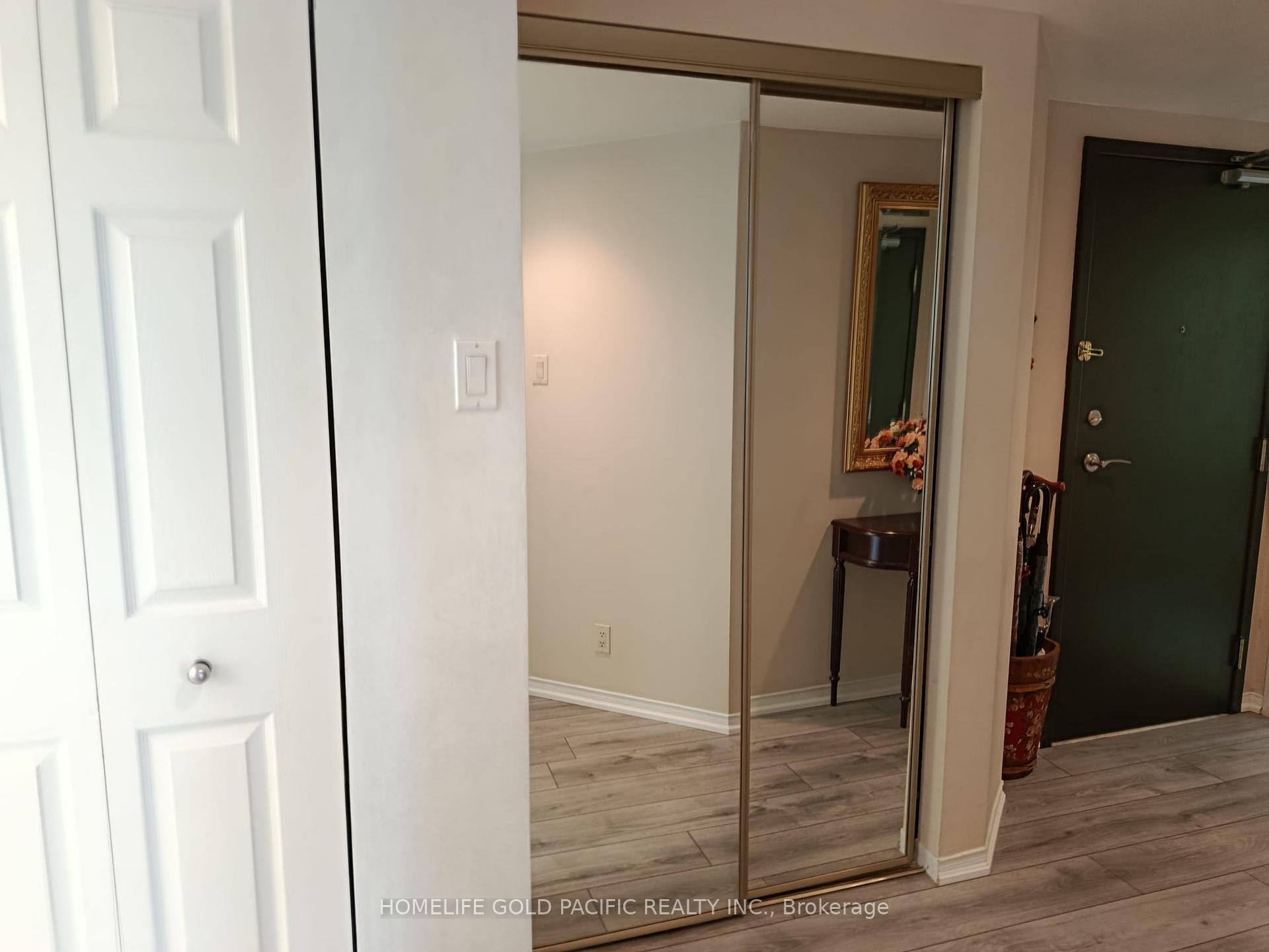2 Bedrooms Condo at 77 Harbour, Toronto For sale