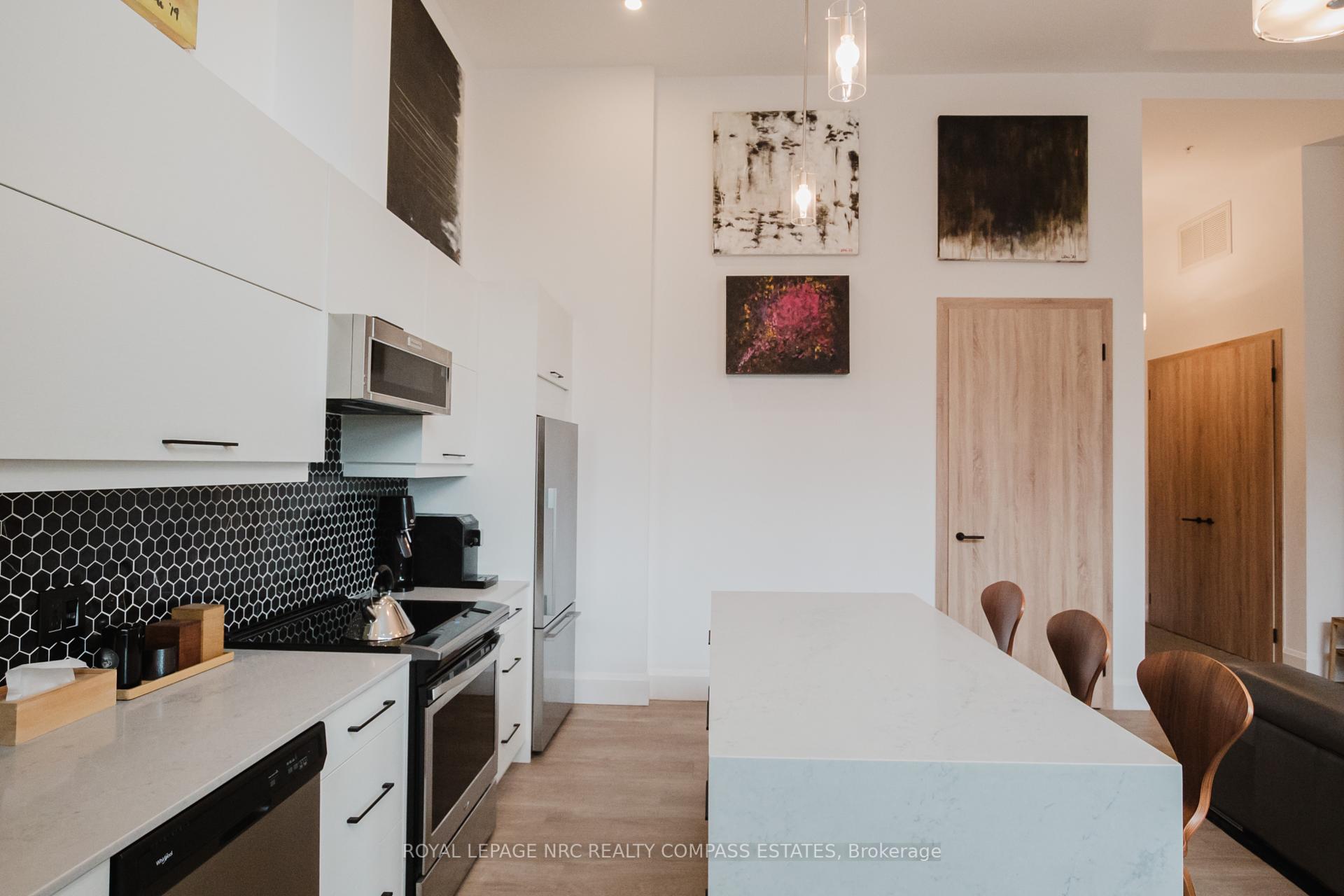 2 Bedrooms Condo at 118 King,  Hamilton For sale