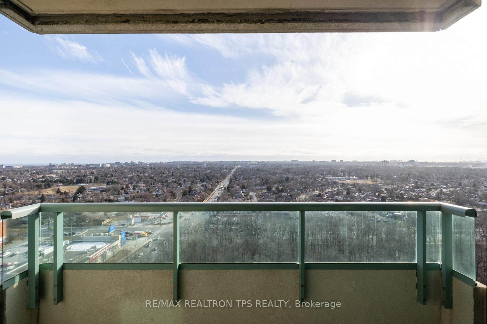 3 Bedrooms Condo at 61 Town Centre, Toronto For sale