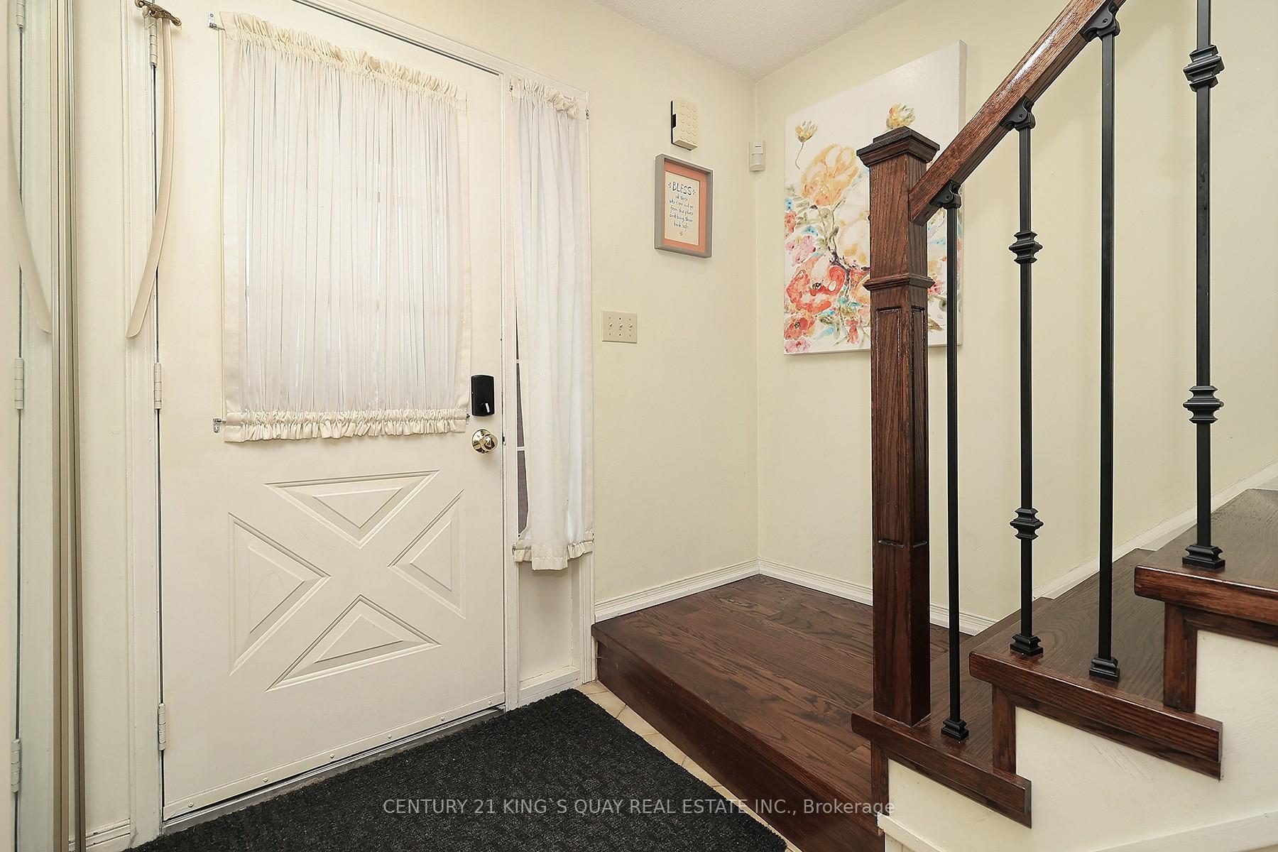 4 Bedrooms Condo at 25 Whitecap, Toronto For sale