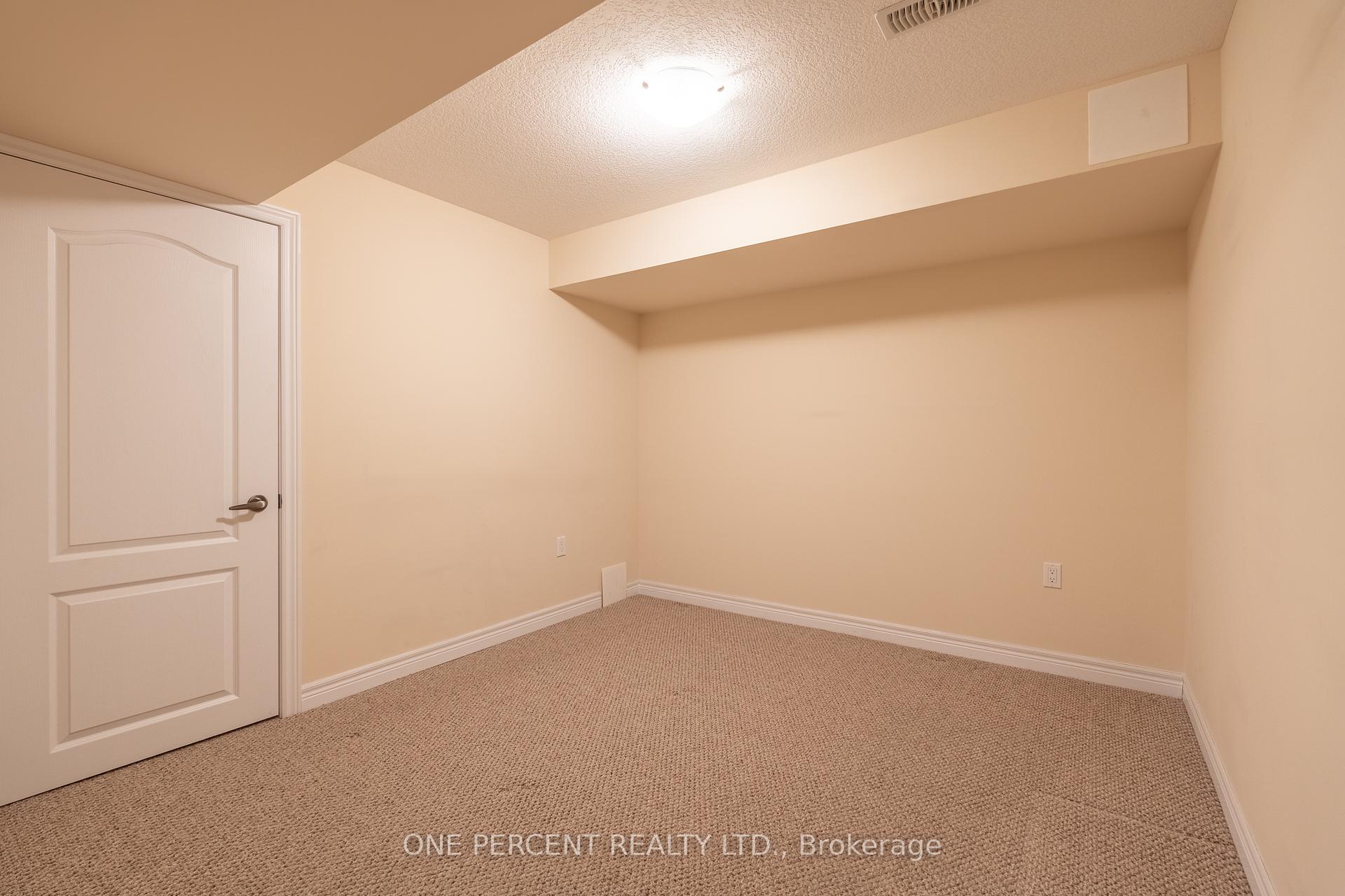2 Bedrooms Condo at 21 Stickland, Hamilton For sale