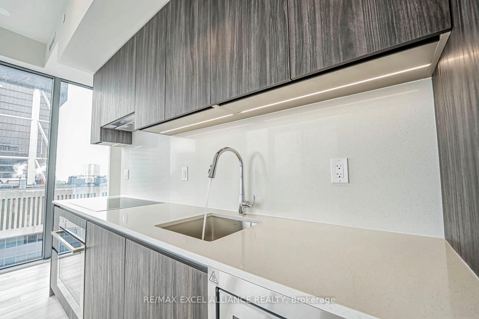 3 Bedrooms Condo at 8 Cumberland,  Toronto For sale