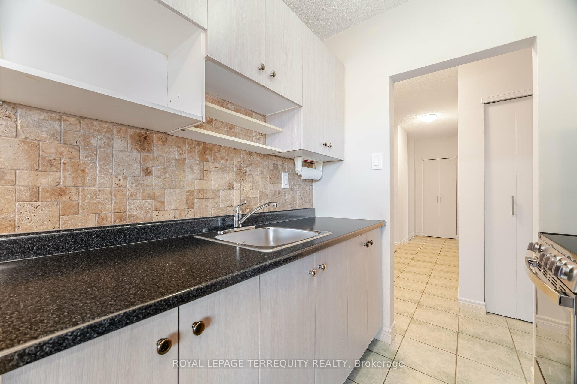2 Bedrooms Condo at 81 Charlton, Hamilton For sale