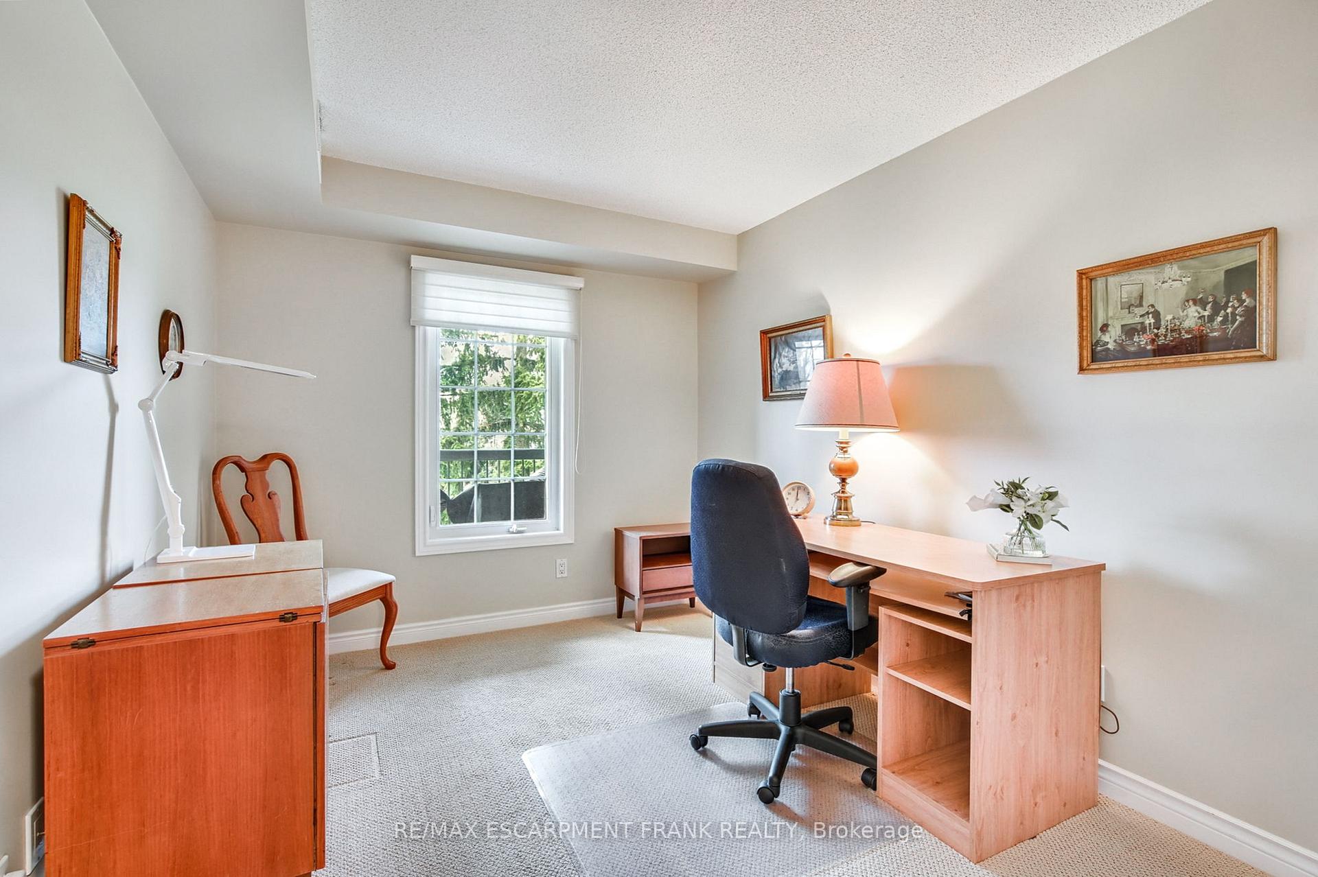 2 Bedrooms Condo at 970 Golf Links,  Hamilton For sale