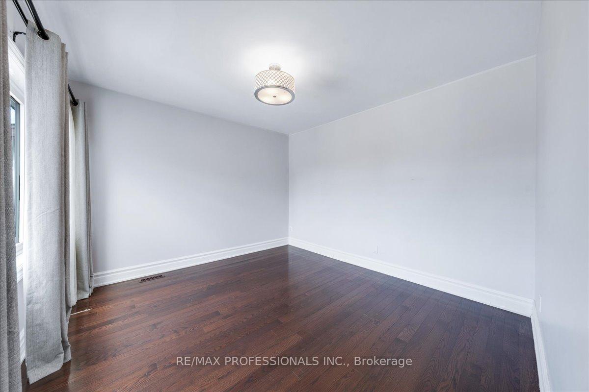 3 Bedrooms Condo at 600 Silver Creek,  Mississauga For sale