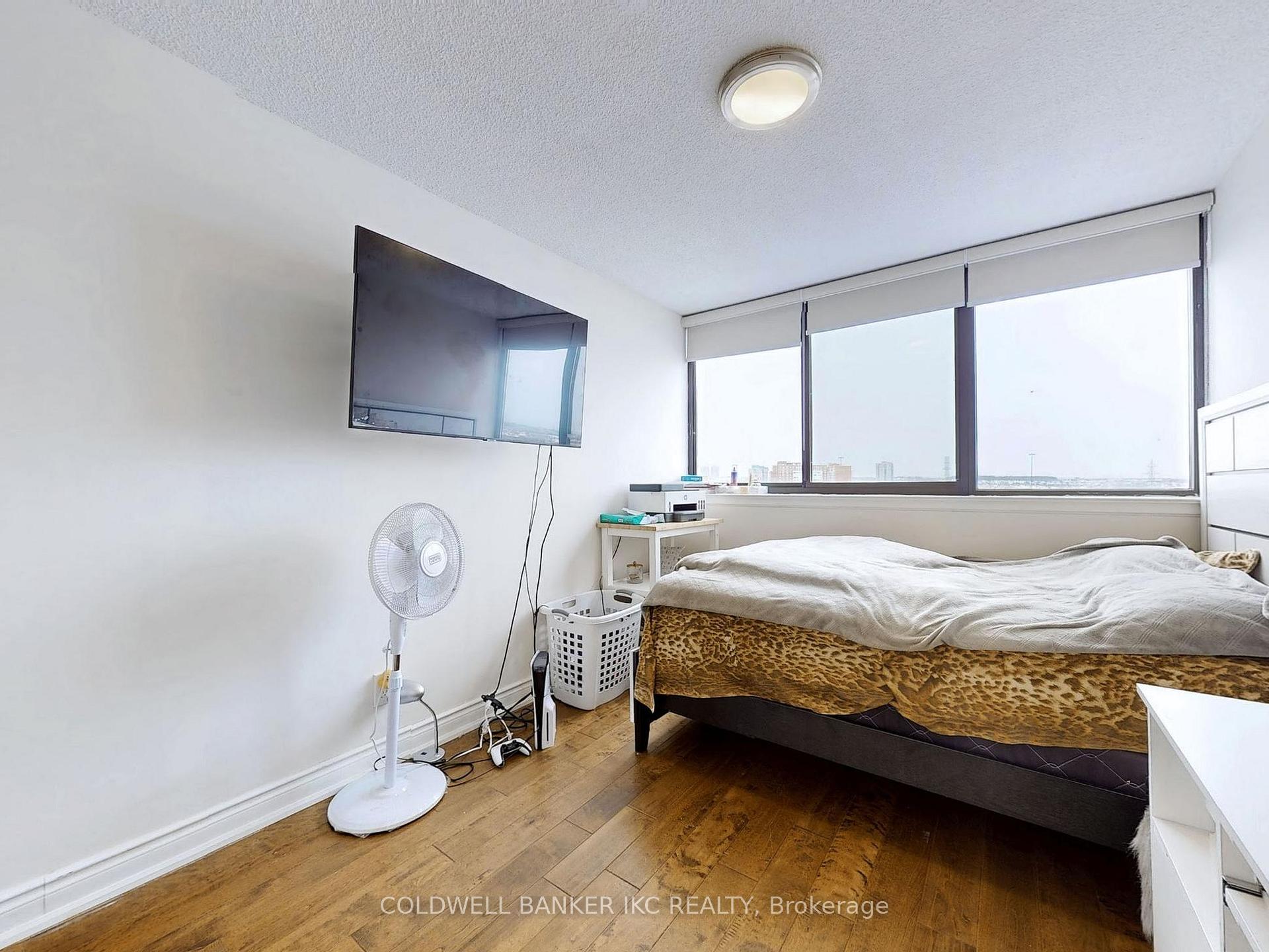 3 Bedrooms Condo at 4235 Sherwoodtowne, Mississauga For sale