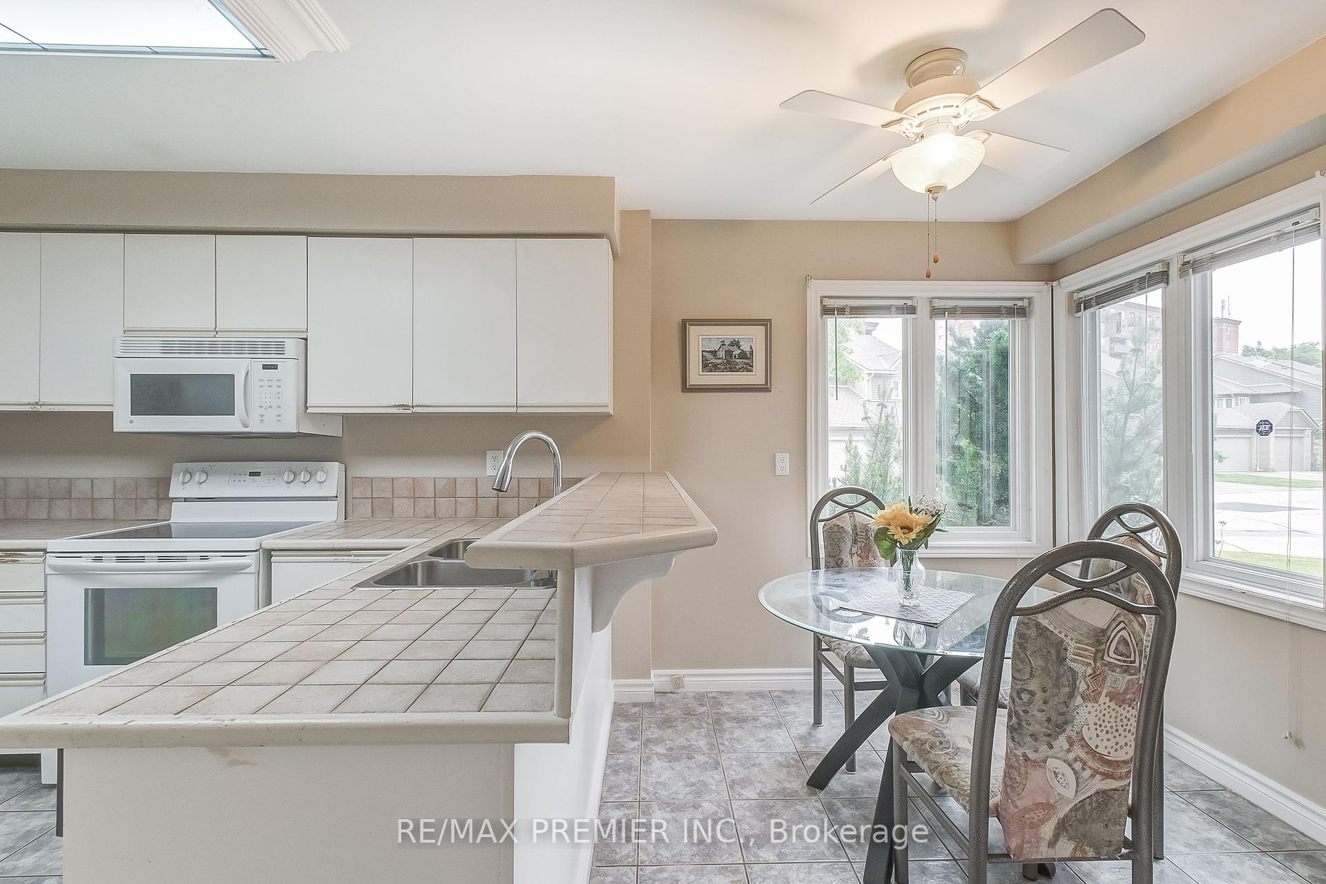 4 Bedrooms Condo at 3600 Colonial, Mississauga For sale