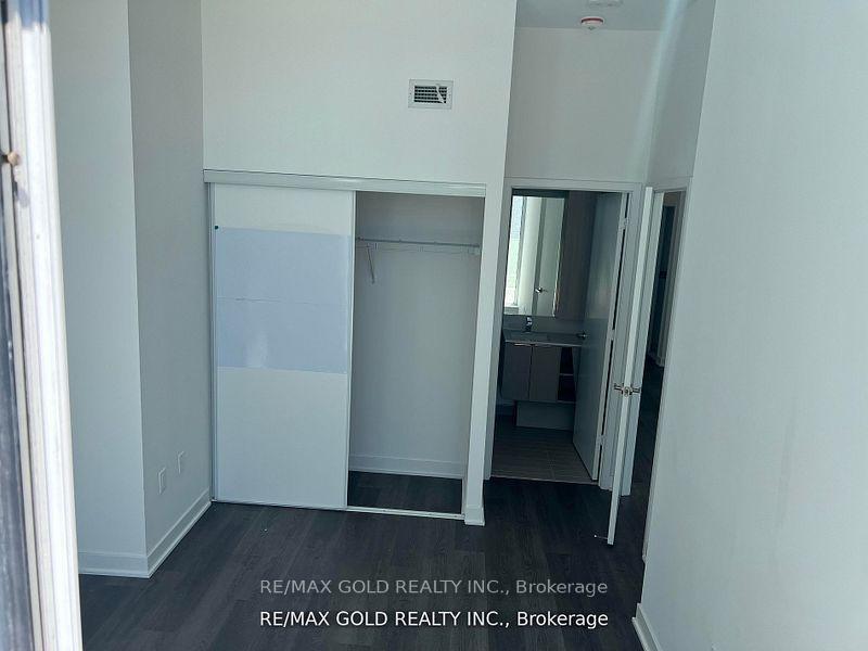 3 Bedrooms Condo at 3900 Confederation, Mississauga For sale