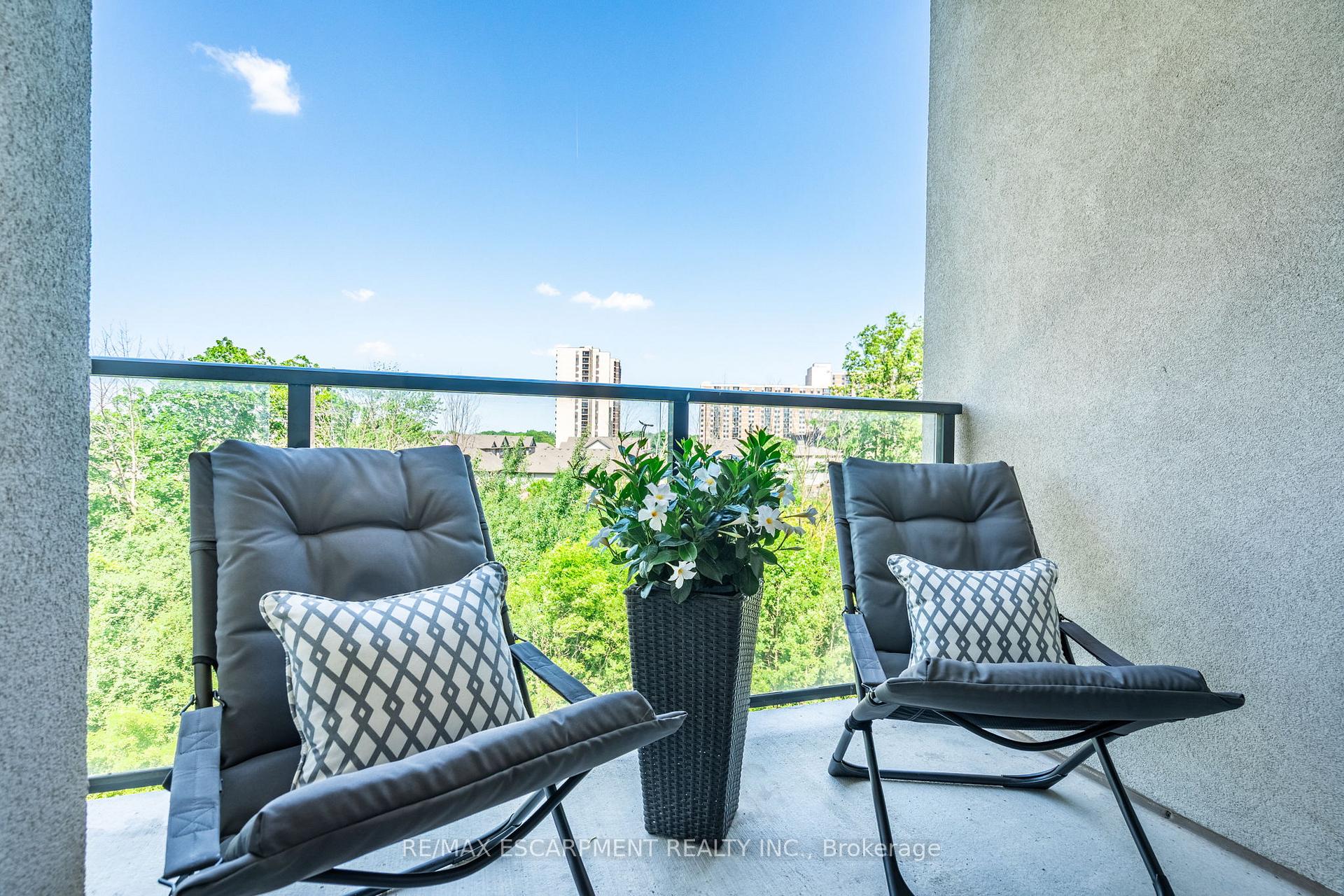 2 Bedrooms Condo at 125 Shoreview, Hamilton For sale